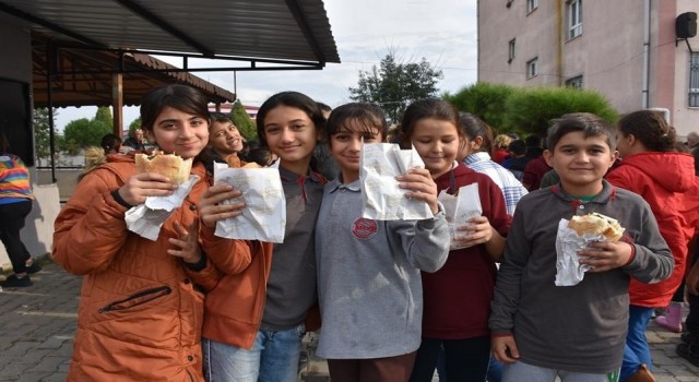 Germencikte 700 öğrenciye balık ekmek dağıtıldı