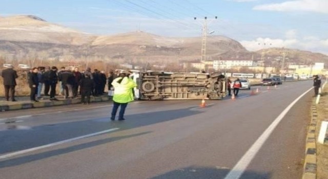 Gevaşta öğrencileri taşıyan minibüs yan yattı: 11 yaralı