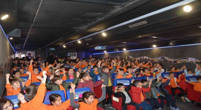 Gezen Sinema Sındırgıda çocuklarla buluştu
