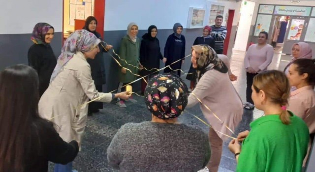 Giresunda Aile Okulu Projesi dahilinde veliler eğitim alıyor