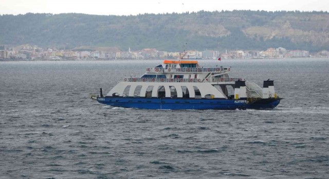 Gökçeada ve Bozcaadaya fırtına nedeniyle bugün ve yarın tüm feribot seferleri iptal edildi