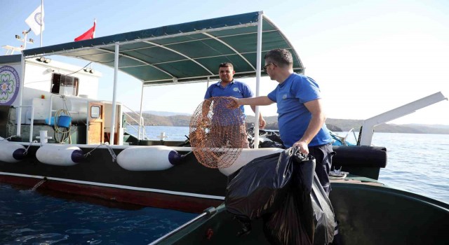 Gökova Körfezinde 19 ton çöp toplandı