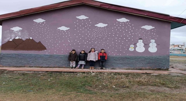Gönüllü öğrenciler bir araya geldi, köy okulunu adeta masal evine çevirdiler
