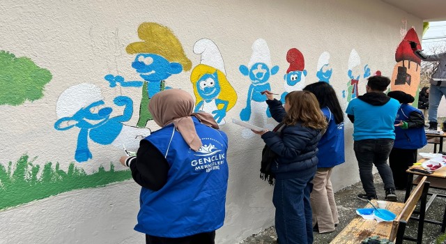 Gönüllü öğrenciler Malatyada okulları boyuyor