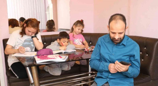 Görme engelli babalarının karanlık dünyasına ışık oldular