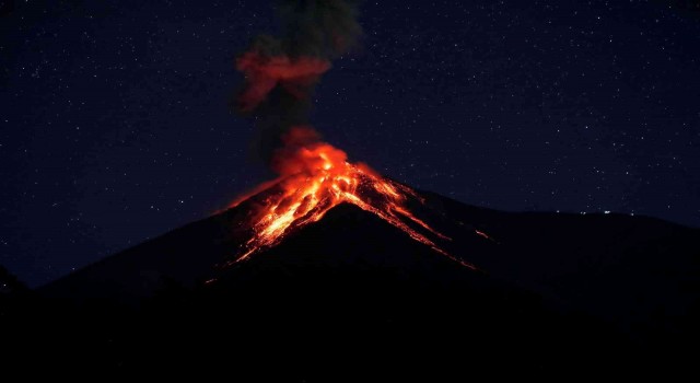 Guatemaladaki Fuego Yanardağında patlama