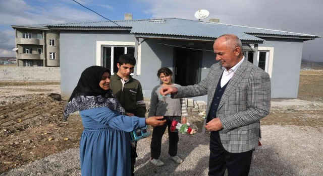 Gül ailesi, ‘3 Aralık Dünya Engelliler Gününde yeni evlerine kavuştu