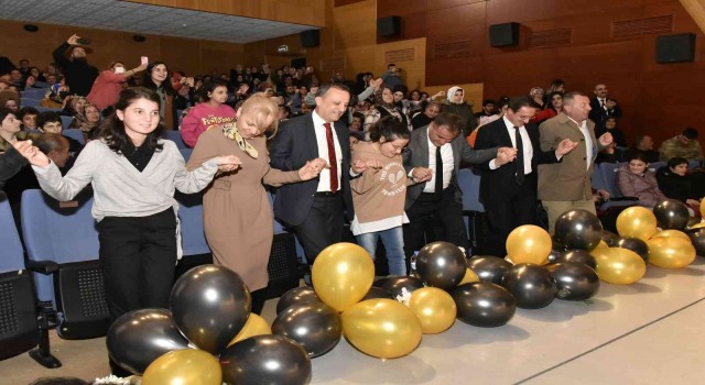 Gümüşhane Valisi Taşbilek, zihinsel engelli gençlerle horon oynadı