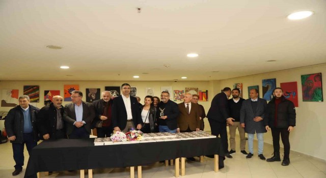 Gurbetçi yazar Kenan Taşkesen, “Aşil Topuğu” adlı kitabını Kartalda okurları için imzaladı