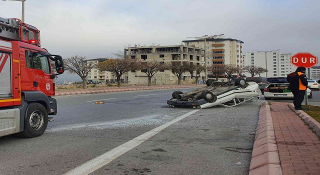 Hafif ticari araç ile çarpışan otomobil takla attı: 1 yaralı