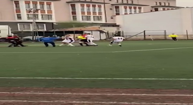 Hakemin kararlarını beğenmeyince saldırdılar