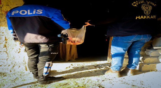 Hakkari polisi ihtiyaç sahibi aileleri sevindirdi