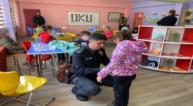 Hakkari polisinden öğrencileri ısıtan destek