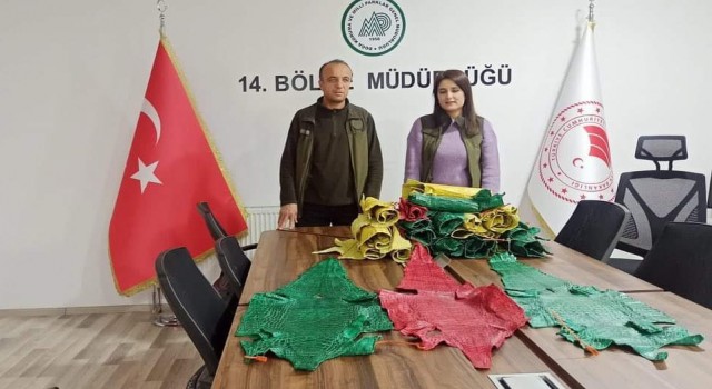 Hakkaride 21 adet timsah derisi ele geçirildi