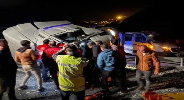 Hakkari'de kömür yüklü tır devrildi: 3 yaralı