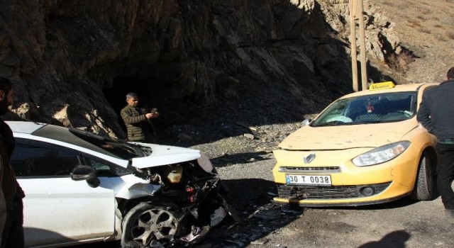 Hakkaride trafik kazası: 7 yaralı