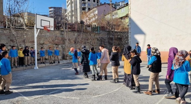 Hakkârideki okullara basketbol potası ve tenis masası desteği