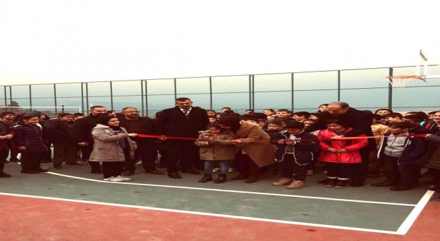 Halı saha açılış kurdelesini öğrenciler kesti