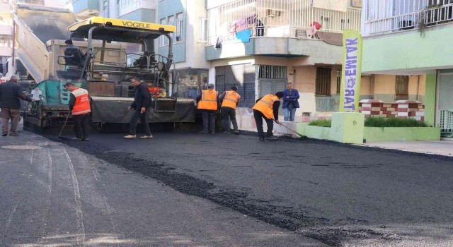 Haliliyede yollar sıcak asfalt ve parke çalışmalarıyla yenileniyor