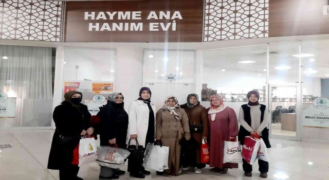 Hanım Evleri kursiyerleri çocuklara kıyafet yardımı yapıyor