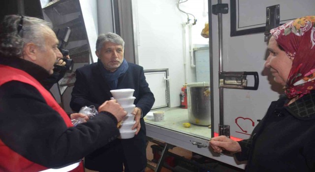 Hatayda depremde evlerine girmeyenlere çorba dağıtıldı