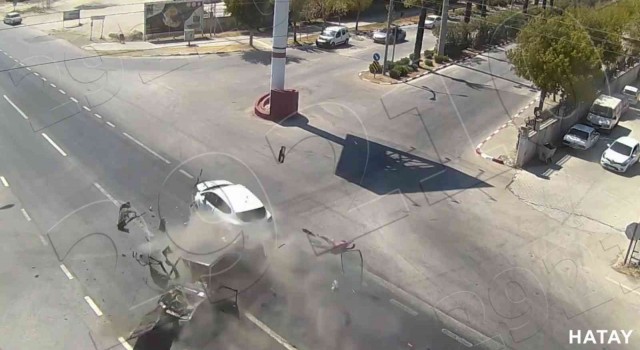Hatayda kaza anları kamerada: Araç parçalara ayrıldı, sürücü fırladı
