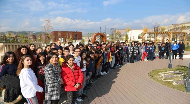 Hatayda öğrenciler Dünya Toprak Gününde çiçek diktiler