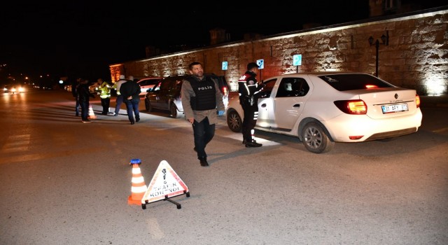 Hatayda polislerden yeni yıl denetimlerinde sürücülere tatlı ikramı
