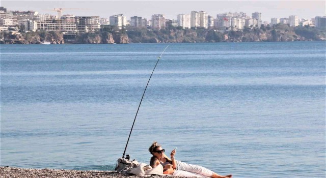 Hava sıcaklığının 19 derece olduğu Antalyada sahiller yaz günlerini aratmadı