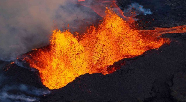 Hawaiideki Mauna Loa yanardağı lav püskürtmeye devam ediyor