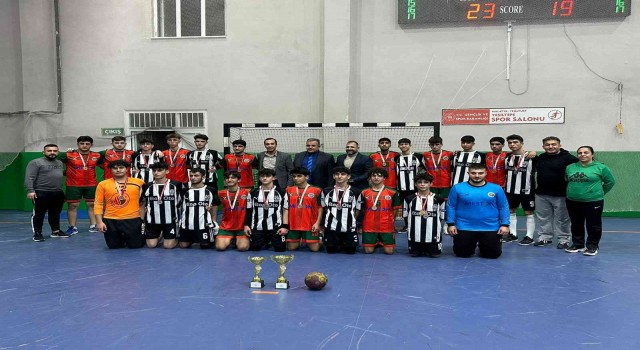 Hentbolda şampiyon olmak için ter döktüler