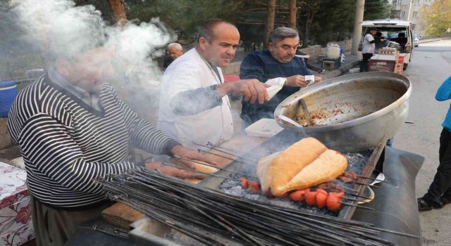 Her gün bir pazar yerinde 36 yıldır kavurma satıyor