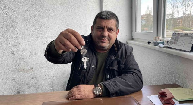 Hırsız karga şantiyenin anahtarını alıp kaçtı, peşinden koşturdu