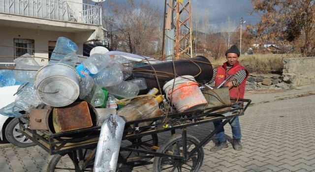 Hurda malzemelerle hem ailesini geçindiriyor hem de geri dönüşüme katkı sağlıyor
