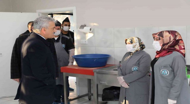 İhtiyaç sahibi 120 haneye sıcak yemek dağıtılıyor