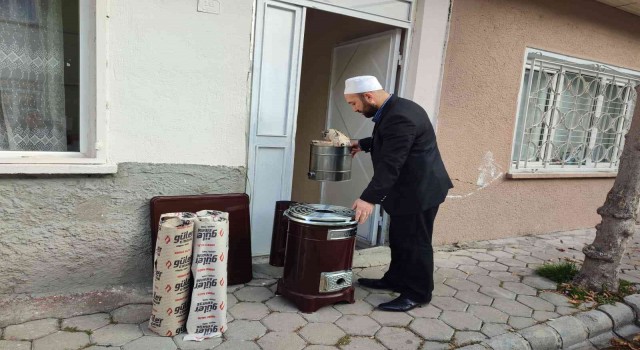 İhtiyaç sahibi ailelere soba ve kömür yardımı yaparak örnek oluyor