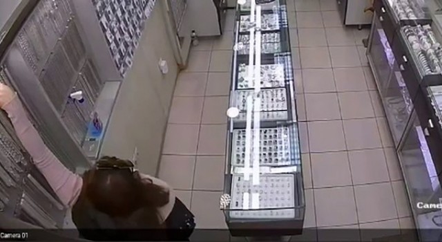 İki iş yerinden yaklaşık 135 bin lira değerinde gümüş takı çalan kadın hırsız kamerada
