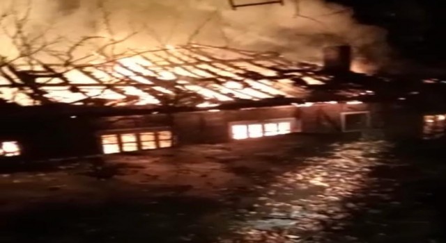 İki katlı ahşap ev alevlere teslim oldu