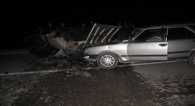 İki otomobil kafa kafaya çarpıştı: 1 ölü, 2si çocuk 5 yaralı