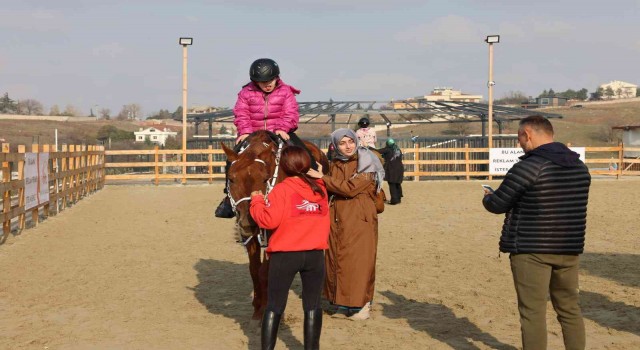 İlk kez ata binmenin mutluluğunu yaşadılar