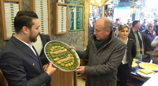 Muharrem İnce'ye memleketi Yalova'da üzerinde adının yazılı olduğu baklava ikram edildi