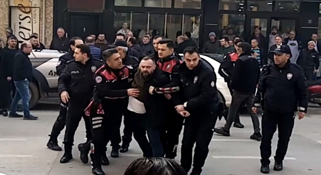 İnegölde alacak verecek kavgasında 3 kişi bıçaklandı