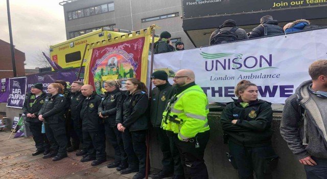 İngilterede ambulans çalışanları grevde