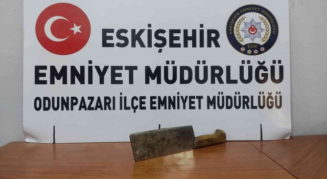 İnsanları tehdit ettiği satır ile yakalandı