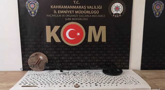 İş yerini tarihi eserlerle doldurmuş