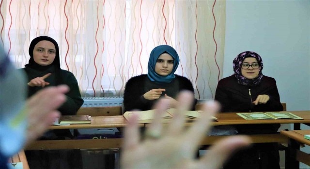 İşaret diliyle Kuran-ı Kerim öğreniyorlar