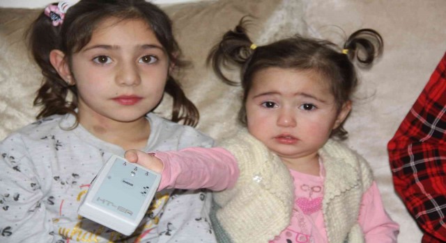 İşitme engelli anne ve baba ağlayan bebeklerini böyle duyuyor