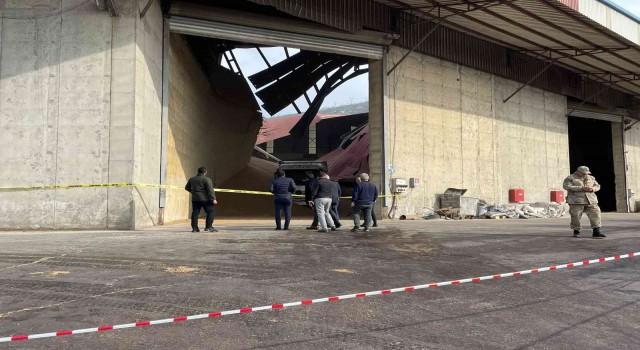 İskenderunda antreponun çatısı çöktü, 2 işçi yaralandı