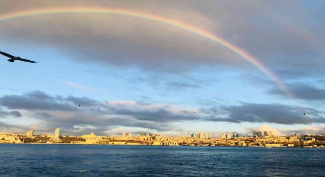 İstanbul Boğazında ortaya çıkan gökkuşağı masalsı görüntüler oluşturdu