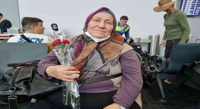 İstanbul Havalimanında 3 Aralık Dünya Engelliler Gününde engelli ve yaşlılara çiçek verildi